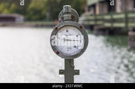 Ein Thermometer beim Kraftwerk Klingnau zeigt an, wie warm das Wasser in der Aare ist. Knapp 24 Grad ist es am Ende des Sommers. (Koblenz, Schweiz, 30 Stockfoto