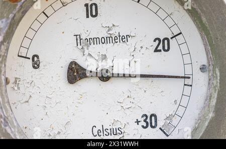 Ein Thermometer beim Kraftwerk Klingnau zeigt an, wie warm das Wasser in der Aare ist. Knapp 24 Grad ist es am Ende des Sommers. (Koblenz, Schweiz, 30 Stockfoto