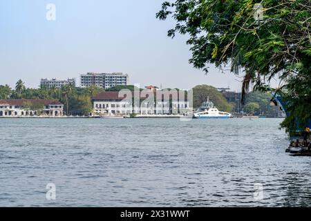 Fährfahrten von Fort Kochi zum Fischerhafen Munambam auf Vypeen Island fahren täglich ab. Die Hauptattraktion hier ist Cherai Beach. Stockfoto