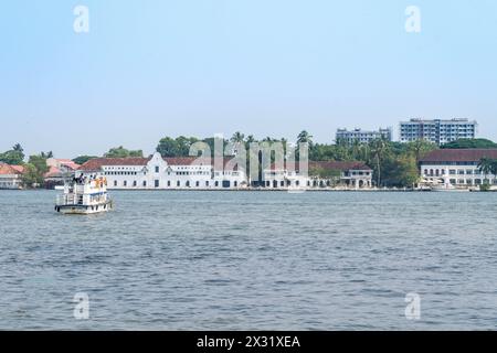 Fährfahrten von Fort Kochi zum Fischerhafen Munambam auf Vypeen Island fahren täglich ab. Die Hauptattraktion hier ist Cherai Beach. Stockfoto