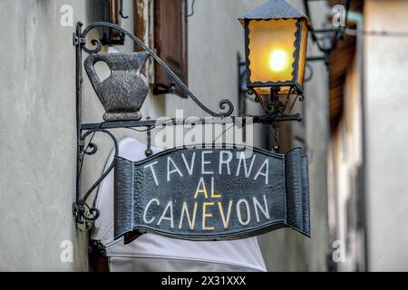 Geografie / Reise, Italien, Friaul, Schild an einer Taverne in der Altstadt von Grado, Insel Grado, ZUSÄTZLICHE RECHTE-CLEARANCE-INFO-NOT-AVAILABLE Stockfoto