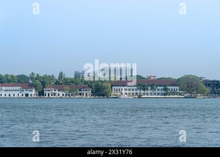 Fährfahrten von Fort Kochi zum Fischerhafen Munambam auf Vypeen Island fahren täglich ab. Die Hauptattraktion hier ist Cherai Beach. Stockfoto