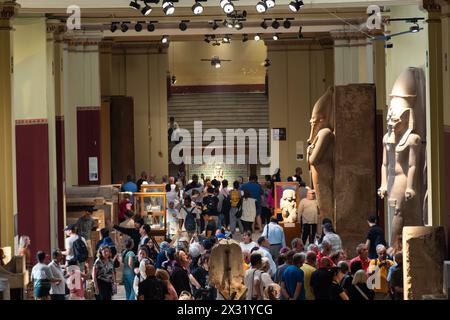 Kairo, Ägypten - 14. November 2023: Touristen besuchen das Innere des Ägyptischen Museums von Kairo mit vielen Statuen und anderen Artefakten aus der Antike Stockfoto