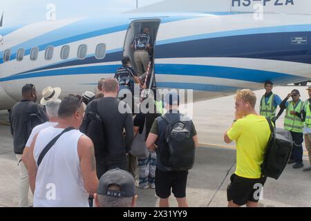 Passagiere, die in einem Bangkok Air ATR 72-600 Prop Flugzeug in Phuket einsteigen Stockfoto