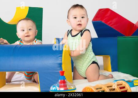 Zwei Kleinkinder spielen im Spielkomplex mit Spielzeug Stockfoto