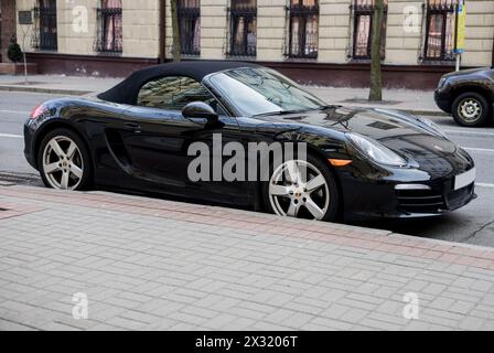 Minsk, Weißrussland, 24. April 2024 - Eleganz Roadster Porsche Boxster in den Straßen der Stadt. Luxus-Sportwagen von Porsche. Stockfoto