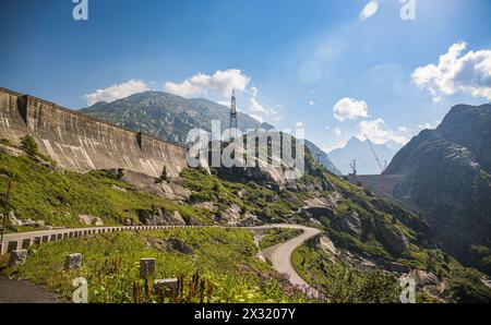 Blick auf die Grimselpassstraße unterhalb der Staumauer. (Guttanen, Schweiz, 15.07.2022) Stockfoto