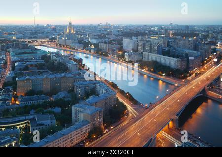 Moskva und Gebäude am Kotelnicheskaya-Ufer in der Sommernacht in Moskau, Russland. Lange Belichtung. Ansicht durch Fenster. Stockfoto