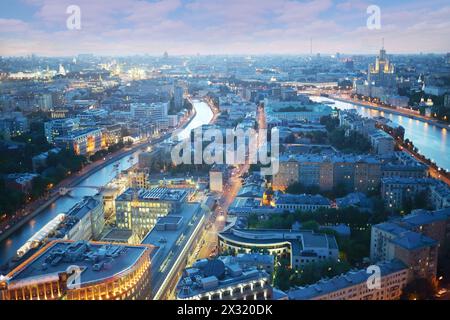 Moskva, kleiner Kanal und Gebäude an der Kotelnicheskaya-Botschaft in Moskau, Russland. Stockfoto