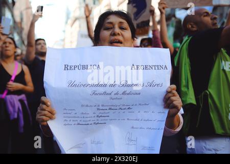 Buenos Aires, Argentinien. April 2024. Demonstranten versammeln sich auf dem Nationalkongress, um gegen Budgetkürzungen an öffentlichen Universitäten in Argentinien zu protestieren ( Credit: Néstor J. Beremblum/Alamy Live News) Stockfoto