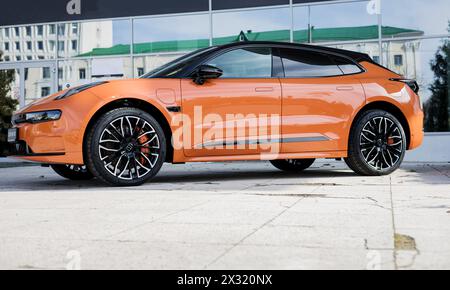 Minsk, Weißrussland, 24. April 2024 – der orangefarbene Zeekr 001-Wagen parkt auf dem Parkplatz in der Nähe des Händlerbetriebs Stockfoto