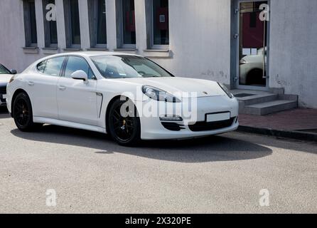 Minsk, Weißrussland, 24. April 2024 - Weißer Porsche Panamera auf den Straßen der Stadt. Luxusauto Stockfoto