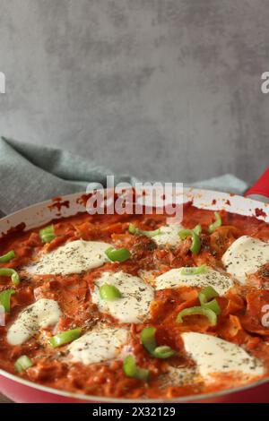 Herzhafte Skillet Lasagna: One-Pot Comfort Food Delight Stockfoto