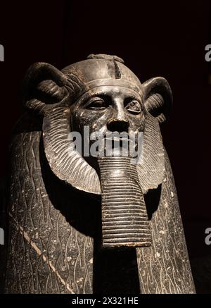 Kairo, Ägypten - 14. November 2023: Die Sphinx von Amenemhat III. Aus Granit wird im Ägyptischen Museum von Kairo in der Nähe des Tahrir-Platzes ausgestellt. Stockfoto