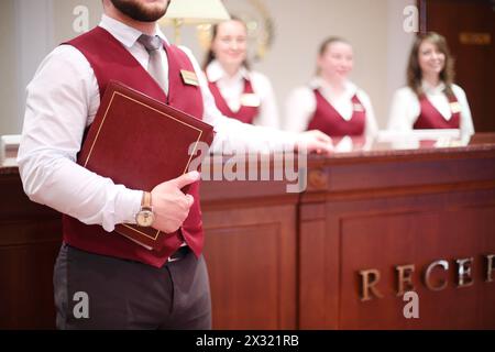 Rezeptionisten an der Rezeption für Hotelgäste, drei Frauen und Männer Stockfoto