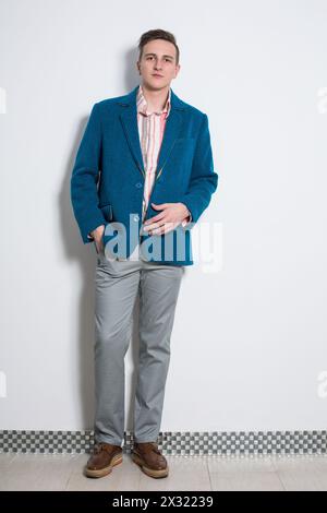 Der Mann in grauer Hose und Cyan-Jacke im Studio Stockfoto