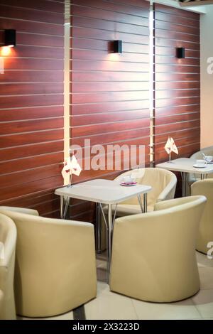 Erholungsbereich in einem Bürogebäude mit Tischen und Ledersesseln Stockfoto