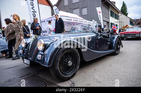 Ein Morgan Plus 4 mit Produktionszeitraum 1950-1969 fährt während dem Oldtimercorso an der Herbstmesse Rafz durch die Zürcher Unterlandgemeinde. (Raf Stockfoto