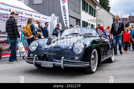 Ein Porsche 356 1600 Speedster mit Baujahr 1955 fährt während dem Oldtimercorso an der Herbstmesse Rafz durch die Zürcher Unterlandgemeinde. (Rafz, Sc Stockfoto