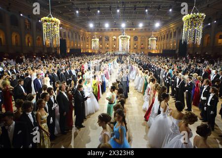 MOSKAU - 25. MAI: Reihen wunderschöner Paare beim 11. Wiener Ball in Gostiny Dvor am 25. Mai 2013 in Moskau, Russland. Stockfoto