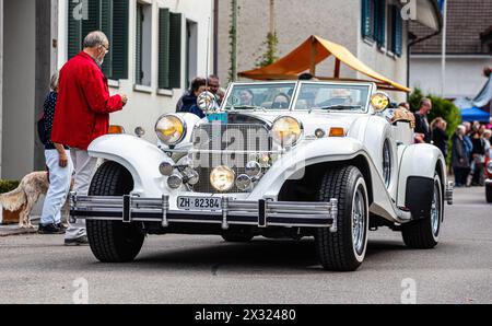 Ein Excalibur Series IV Roadster mit Baujahr um 1982 fährt während dem Oldtimercorso an der Herbstmesse Rafz durch die Zürcher Unterlandgemeinde. Stockfoto