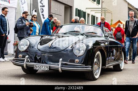 Ein Porsche 356 1600 Speedster mit Baujahr 1955 fährt während dem Oldtimercorso an der Herbstmesse Rafz durch die Zürcher Unterlandgemeinde. (Rafz, Sc Stockfoto