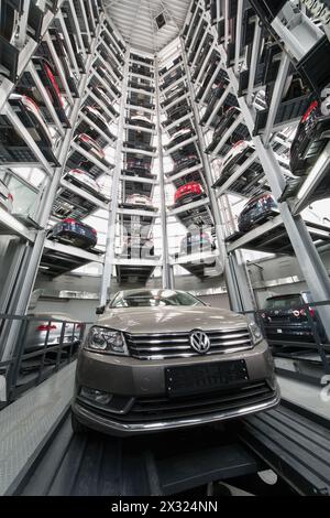 MOSKAU - 11. JAN: Unteransicht im Turm zur Lagerung von Autos im Volkswagen Center Varshavka mit einem Volkswagen Passat im Zentrum am 11. Januar, Moskau, R. Stockfoto