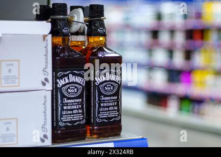 Tyumen, Russland, 02. März 2024: Jack Daniels Whiskey-Flaschen im Einzelhandel Stockfoto