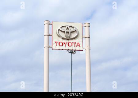 Tyumen, Russland, 2. März 2024: Toyota-Logo-Zeichen gegen Blue Sky. Selektiver Fokus Stockfoto