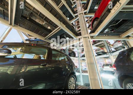 MOSKAU - 11. JAN: Blick von einem der Stockwerke auf ein automatisches Parksystem im Turm für Lagerautos im Varshavka-Zentrum am 11. Januar, Stockfoto