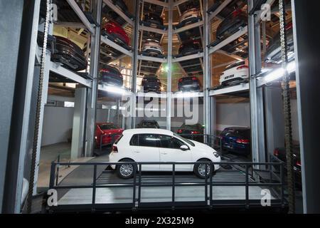 Das Auto auf dem Parkplatz mit einem mehrstöckigen automatisierten Parksystem in Center at Night Stockfoto