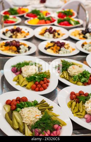 Snacks eingelegtes Gemüse, getrocknetes Obst und frisches Gemüse Stockfoto