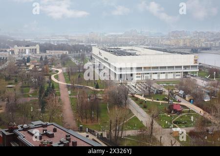 MOSKAU - 21. November: Blick auf das Zentralhaus der Künstler, die staatliche Tretjakow-Galerie und das Muzeon im Herbst, am 21. November 2012 in Moskau, Russland Stockfoto