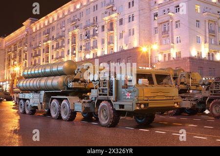 MOSKAU - 3. MAI: Russisches Flugabwehrraketensystem Groß- und Mittelstreckenflugkörper - Luftabwehrraketensystem Triumph (C-400) bei der Probe der Vic Stockfoto