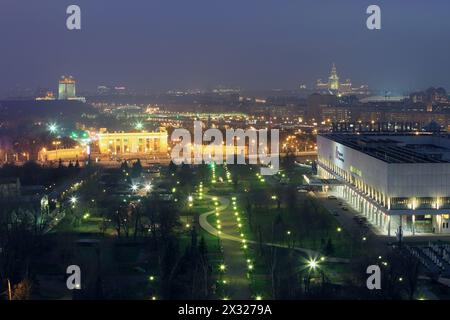 MOSKAU - 21. November: Blick auf das Zentralhaus der Künstler, die staatliche Tretjakow-Galerie und das Muzeon bei Nacht, am 21. November 2012 in Moskau, Russland Stockfoto