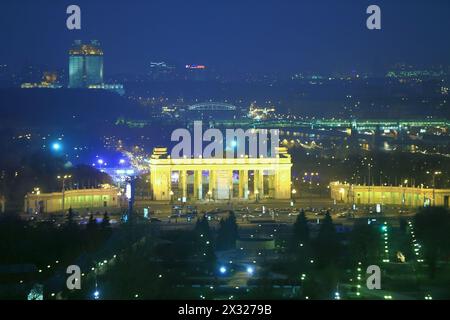 MOSKAU - 21. November: Das Tor in Form eines Triumphbogens des Gorki-Parks in der Nacht, am 21. November 2012 in Moskau, Russland. Es ist der zentrale Moskauer Park Stockfoto