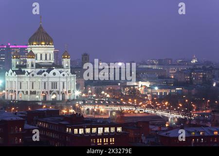 MOSKAU - 21. November: Kathedrale Christi des Erlösers in Moskau und die Nachbarschaft bei Nacht, am 21. November 2012 in Moskau, Russland. Der Tempel wurde im tr. Gebaut Stockfoto