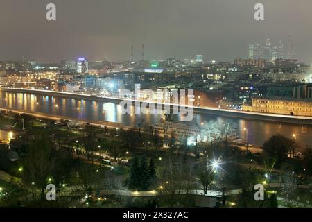 MOSKAU - 21. November: Der Moskauer Fluss in der Nähe des Zentralhauses der Künstler bei Nacht, am 21. November 2012 in Moskau, Russland Stockfoto