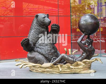 Gillie und Trester-Statue entlang der Themse in London, Großbritannien Stockfoto