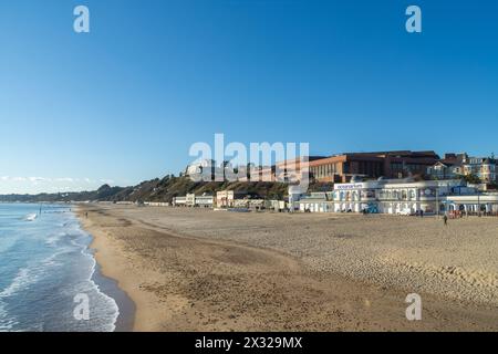 Bournemouth, Großbritannien - 18. Januar 2024: Gebäude mit Blick auf einen fast einsamen West Beach. Stockfoto