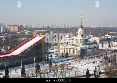 MOSKAU - 21. Februar: Bau einer großen Sporthalle auf dem Messegelände am 21,2013. Februar in Moskau. Stockfoto