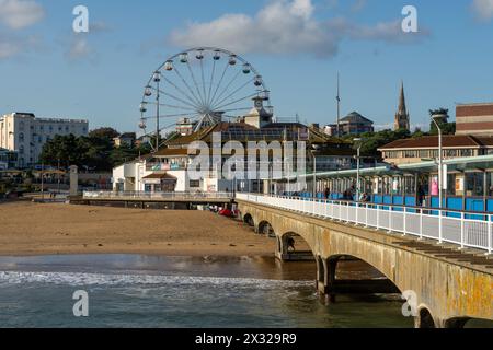 Bournemouth, Großbritannien - 22. September 2023: West Beach mit Pier und Aussichtsrad. Stockfoto