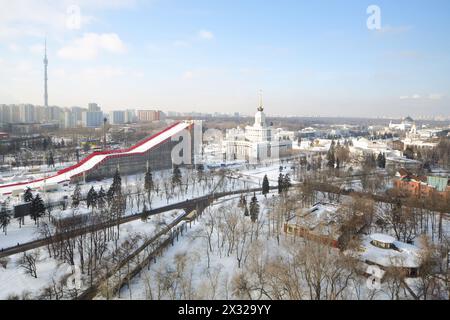 MOSKAU - 21. Februar: Luftansicht auf den Bau einer großen Sportschanze auf dem Messegelände am 21,2013. Februar in Moskau, Russland. Stockfoto