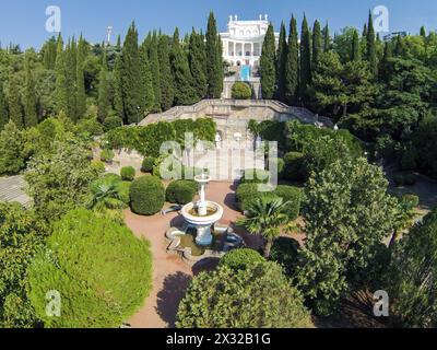 JALTA - 25. August: Brunnen vor dem Amphitheater mit Fruchtbarkeitsskulpturen am 25. August 2013 in Jalta, Ukraine. Blick vom unbemannten Quadrocopter. Stockfoto