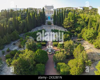 JALTA - 25. August: Garten mit Brunnen vor dem Amphitheater mit Fruchtbarkeitsskulpturen am 25. August 2013 in Jalta, Ukraine. Blick vom unbemannten Qu Stockfoto