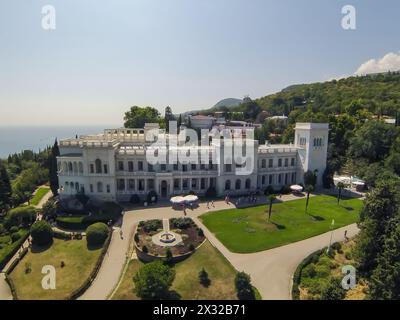 JALTA - 29. August: Grüner Rasen vor dem Livadia-Palast am 29. August 2013 in Jalta, Ukraine. Blick vom unbemannten Quadrocopter. Stockfoto