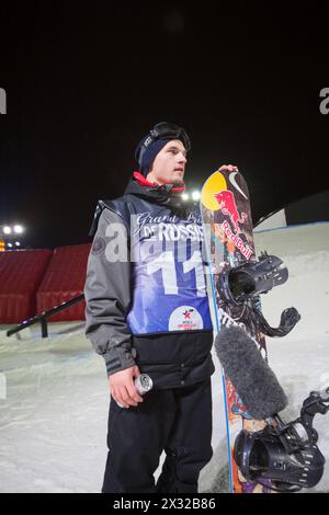 MOSKAU - 16. Februar: Der Wettkämpfer mit Snowboard beim Wettbewerb BGV 2013 Grand Prix de Russie im russischen Messezentrum am 16. Februar 2013 in Moskau Stockfoto