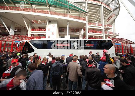 MOSKAU - 9. SEPTEMBER: Die Fans gehen nach dem Abschiedsspiel von Jegor Titov im Lokomotiv-Stadion am 9. September 2012 in Moskau, Russland. Yegor Titov ist berühmt Stockfoto