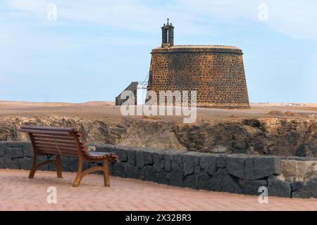 Blick auf den mittelalterlichen Turm an der Atlantikküste auf Lanzarote. Castillo de San Marcial de Rubicon de Femes in Playa Blanca, Lanzarote, Kanarische Inseln. Spanne Stockfoto