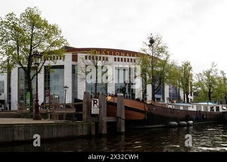 Blick auf die niederländische Nationaloper Amsel 3 von einer Flussfahrt Amsterdam Niederlande EU das kulturelle Zentrum von Amsterdam Stockfoto